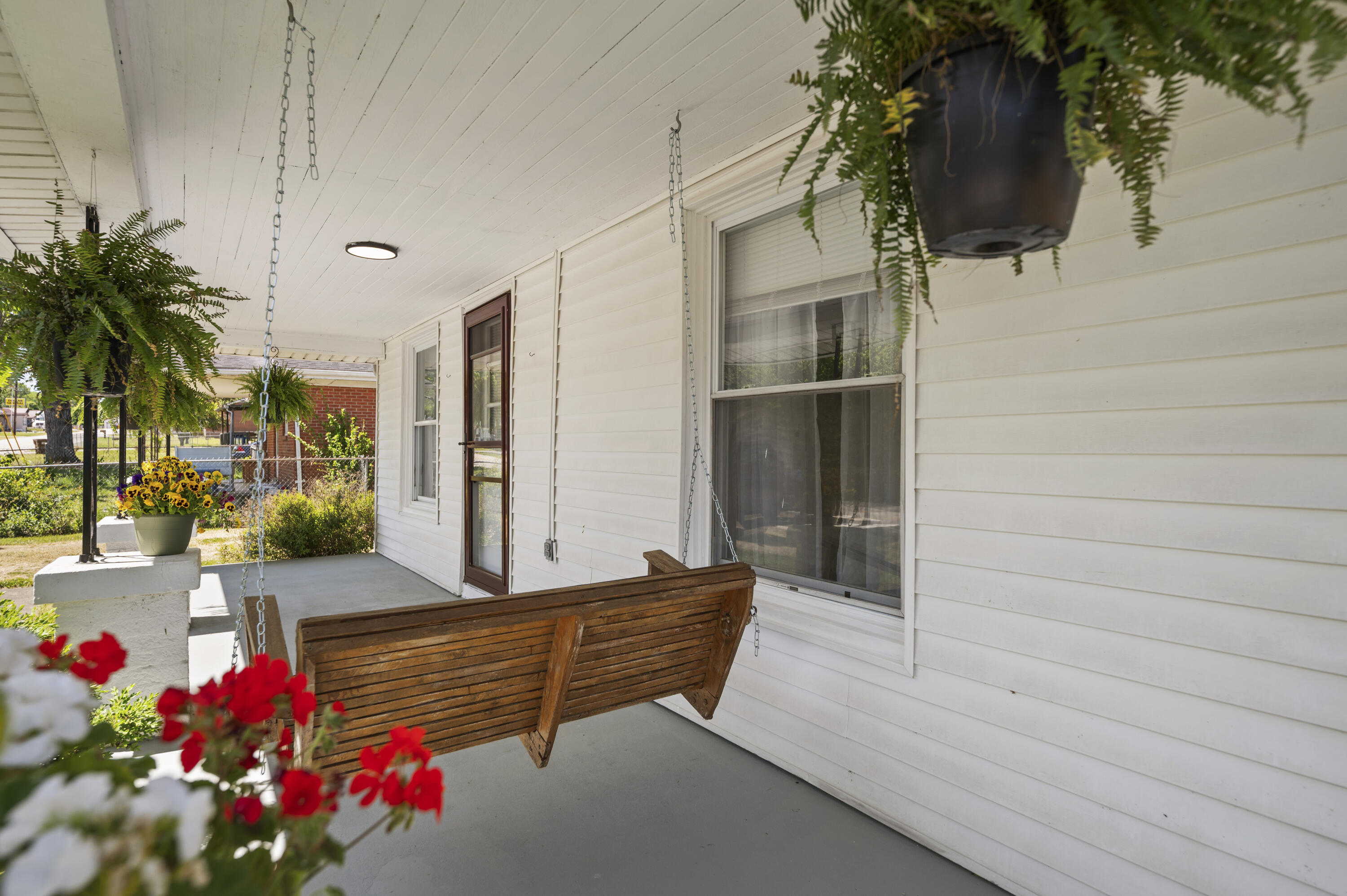 1210 South Irvine Road Irvine, KY 40336 - Photo 3 of 27 20260420-1210-S-Irvine-Rd-fh-007