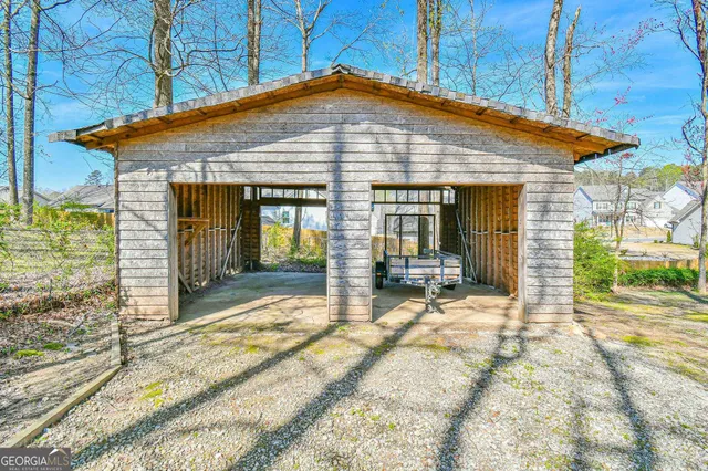 a view of a house with backyard