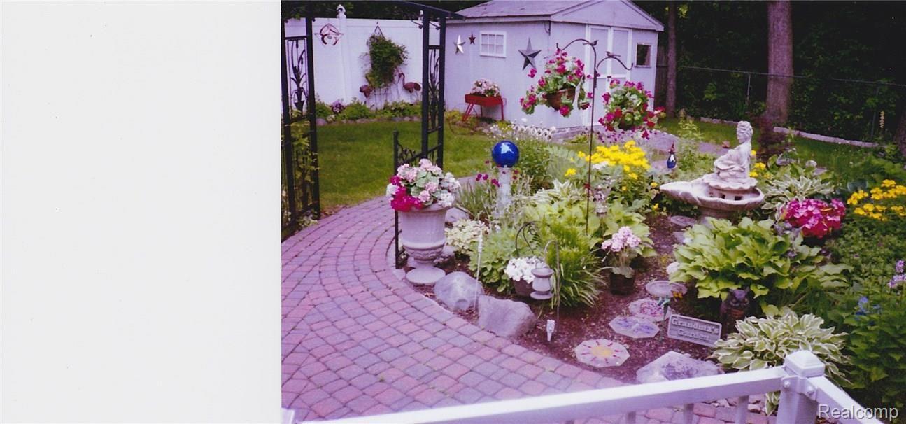 2355 Highfield Road Waterford, MI 48329 - Photo 46 of 47 highfieldflowers (3).jpg