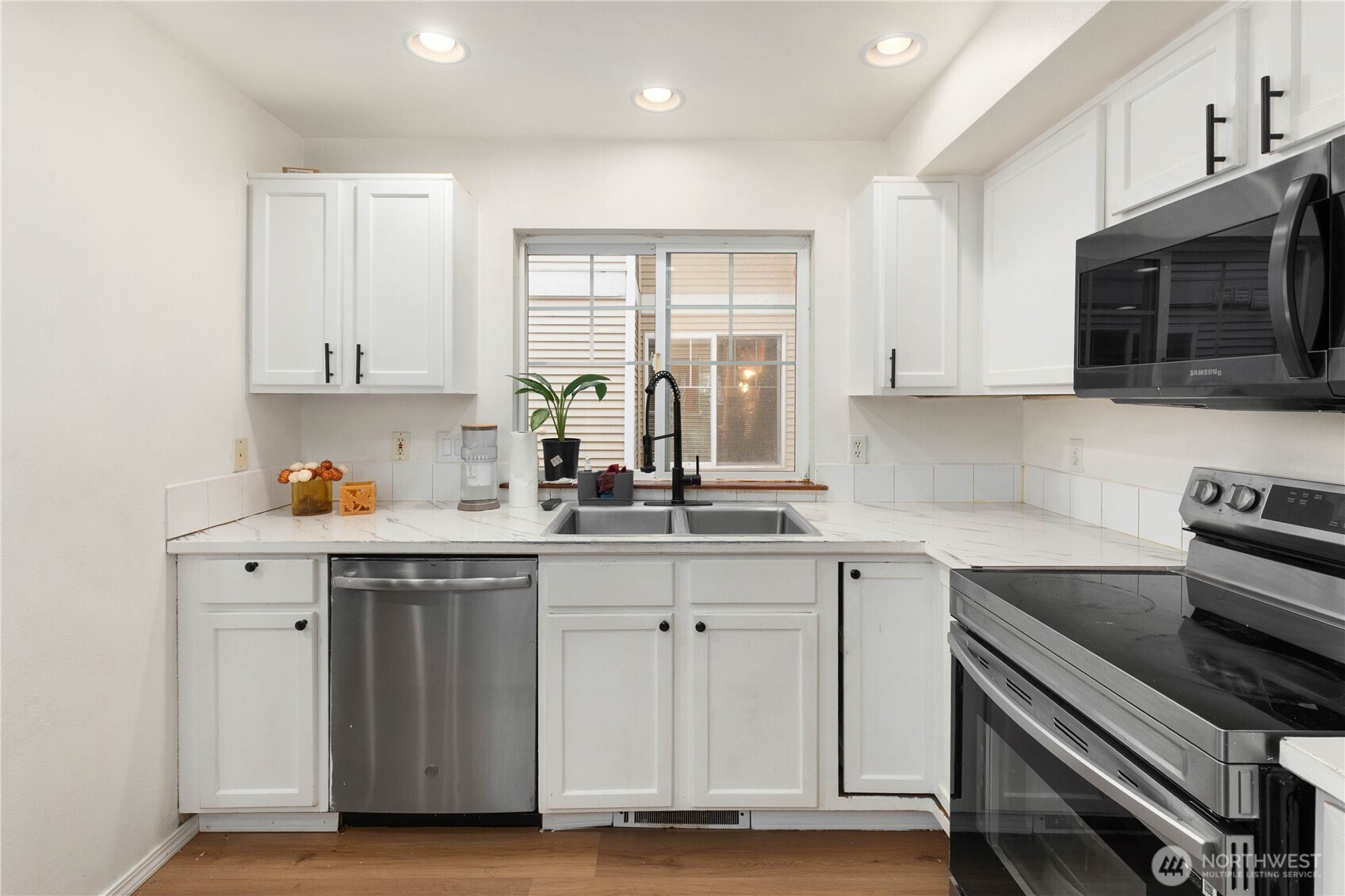 8521 Midvale Avenue North, Unit B Seattle, WA 98103 - Photo 5 of 15