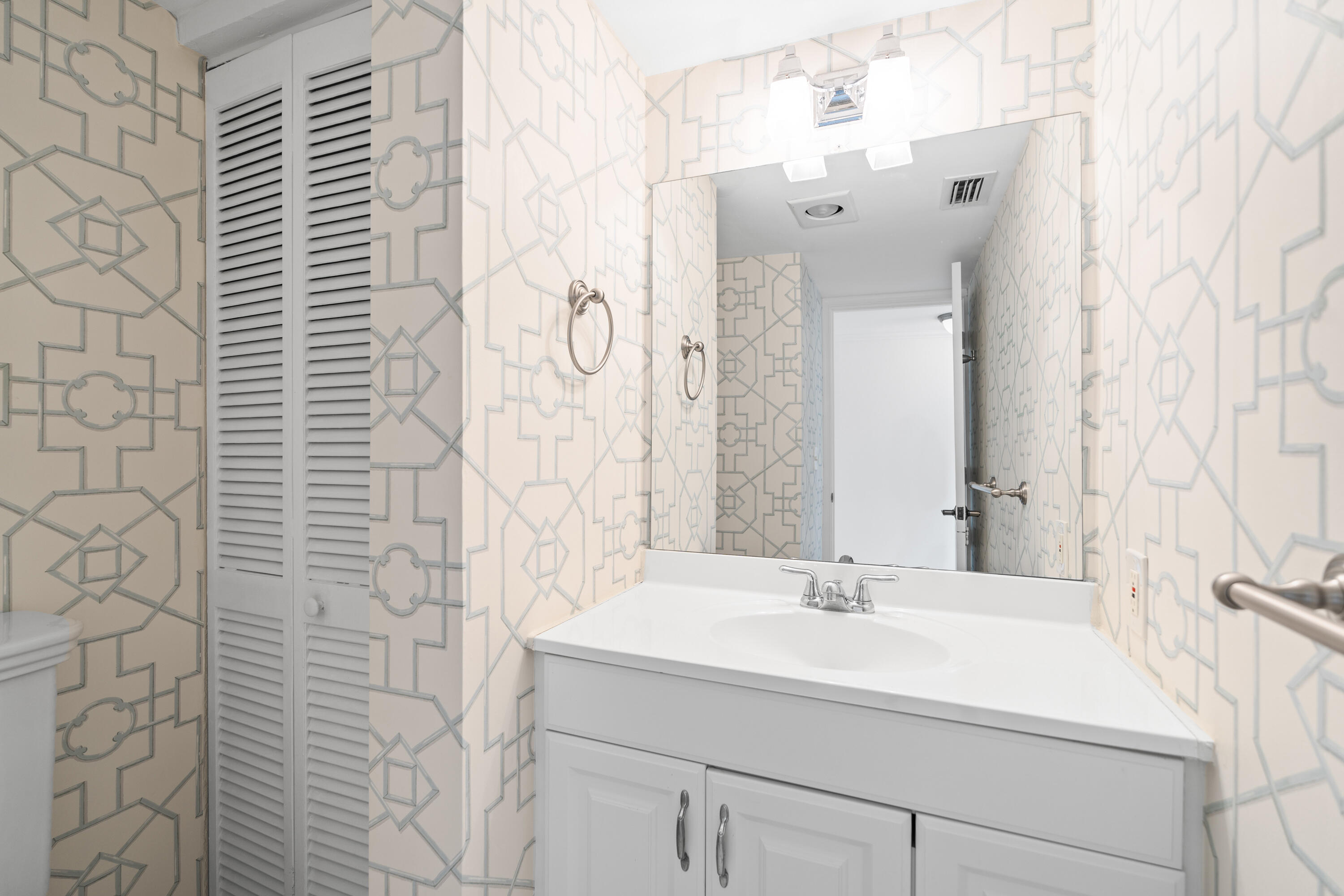 800 Jeffery Street, Unit 208 Boca Raton, FL 33487 - Photo 10 of 13 --5