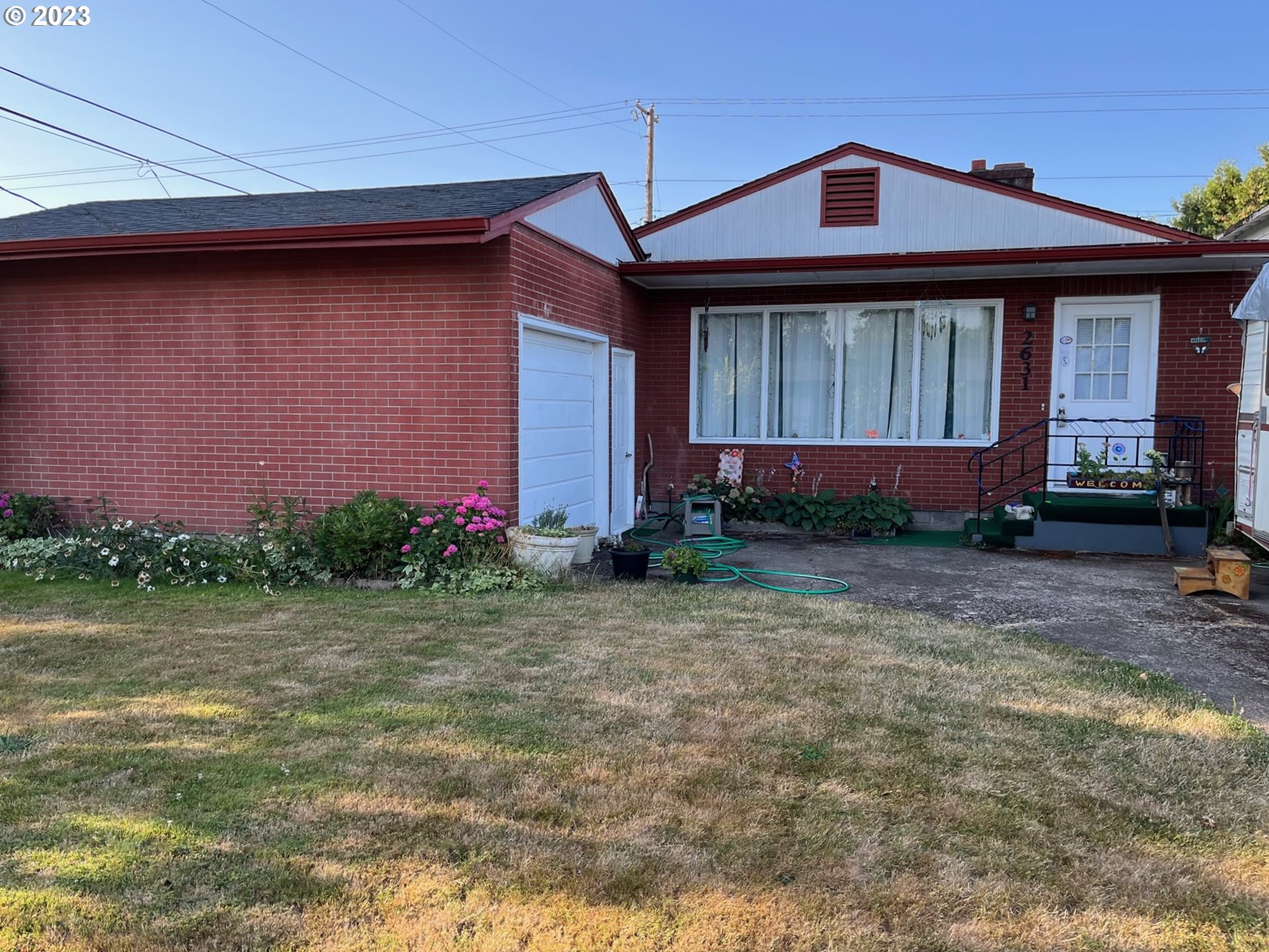 2631 F Street Springfield, OR 97477 - Photo 1 of 5 a front view of a house with garden