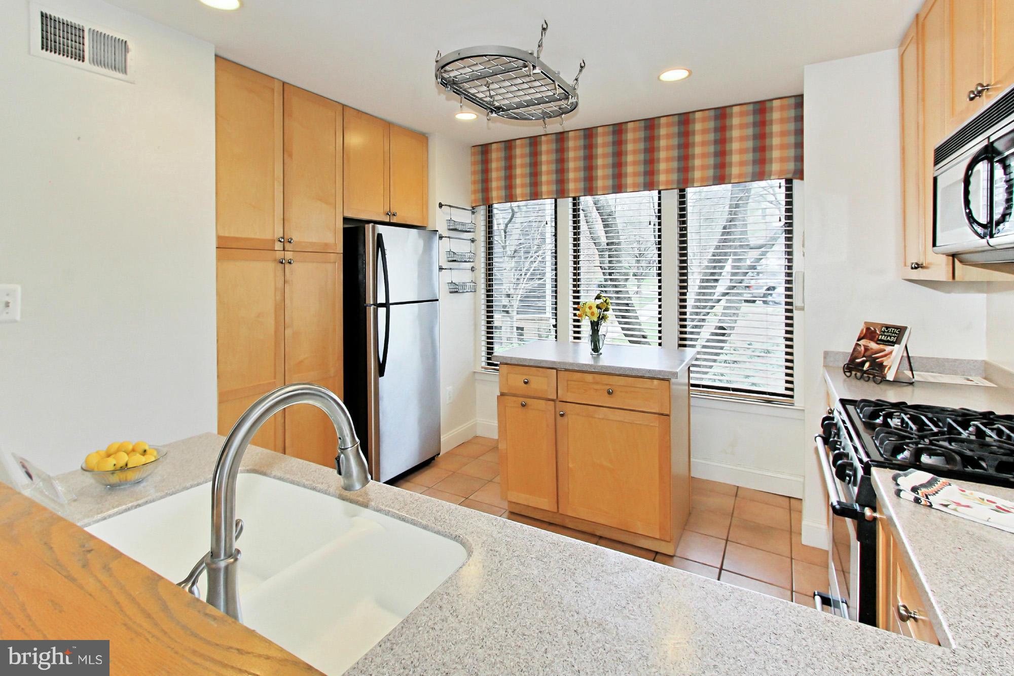 11008 Thrush Ridge Road Reston, VA 20191 - Photo 5 of 27 Kitchen
