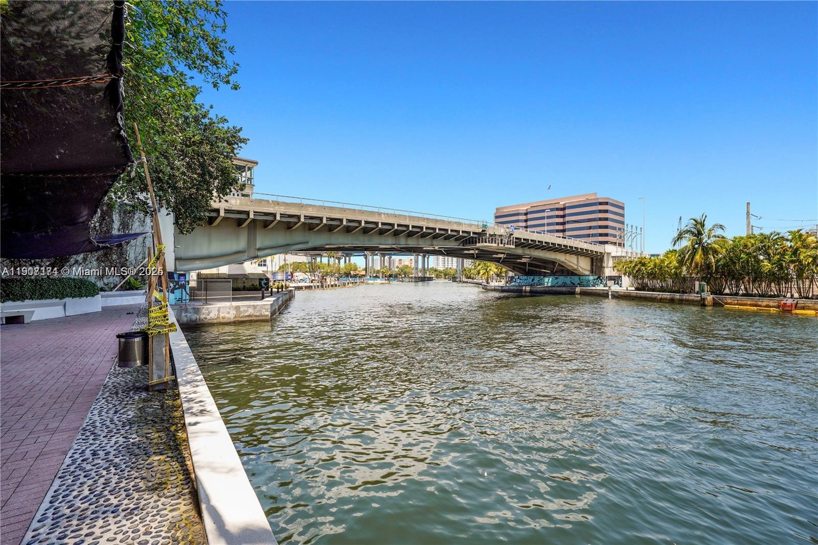 185 Southwest 7th Street, Unit 3100 Miami, FL 33130 - Photo 3 of 19 a view of lake view