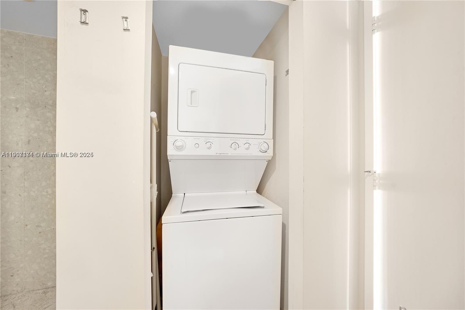 185 Southwest 7th Street, Unit 3100 Miami, FL 33130 - Photo 10 of 19 a utility room with dryer and washer