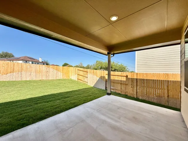 a view of a backyard