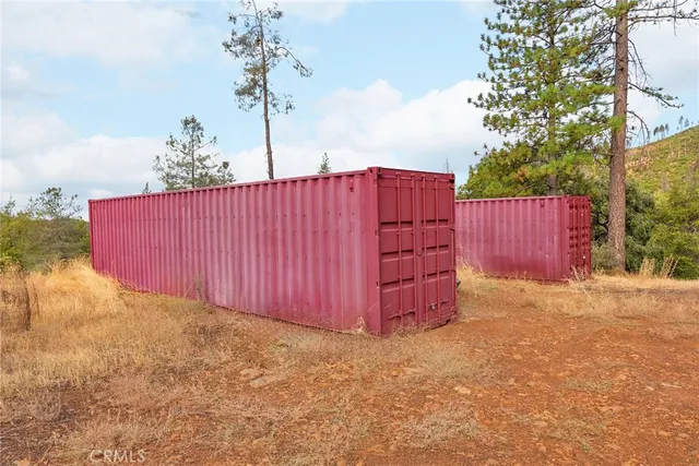 a view of back yard of the house