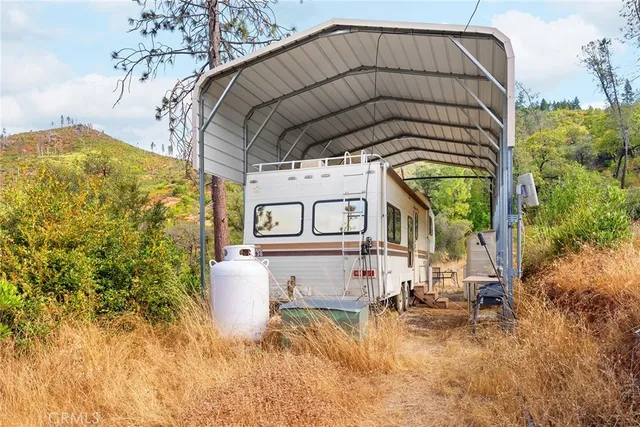 a view of a back yard of the house