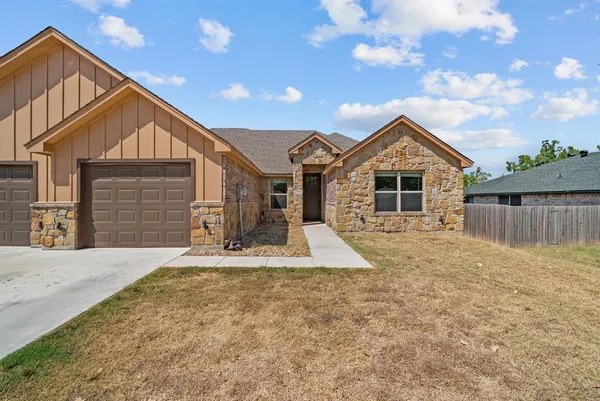 $1,975 | 220 St Charles Drive, Unit A, Springtown, TX 76082
