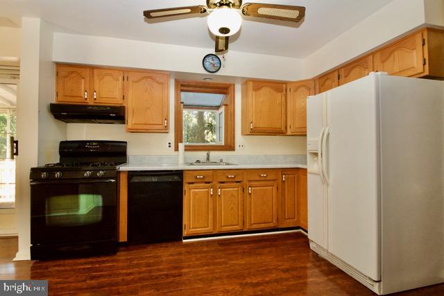 7213 Pinecrest Road Baltimore, MD 21228 - Photo 3 of 9 Kitchen