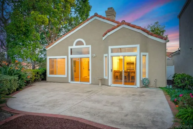 a view of an house with backyard and garden
