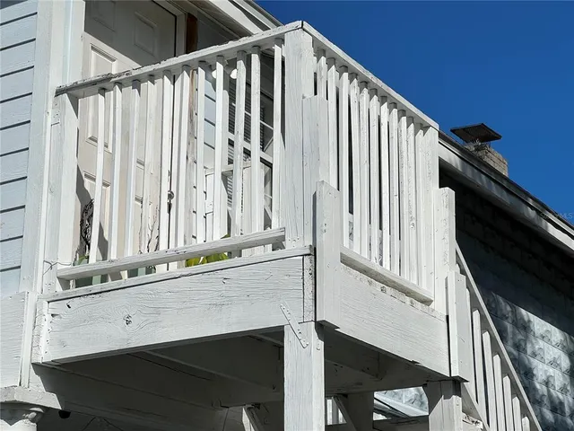 a view of entryway with a front door