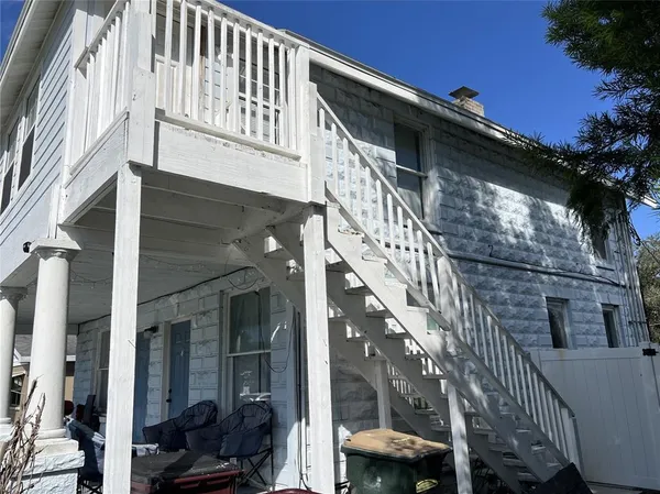 a view of entryway with a front door