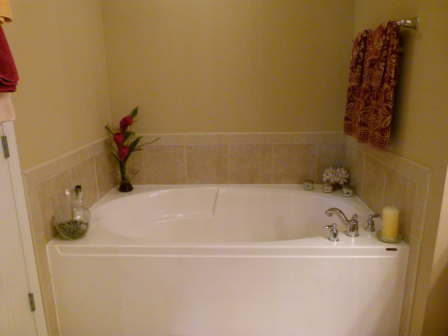 116 Jackson Street Gilberts, IL 60136 - Photo 10 of 19 a bathroom with a bathtub