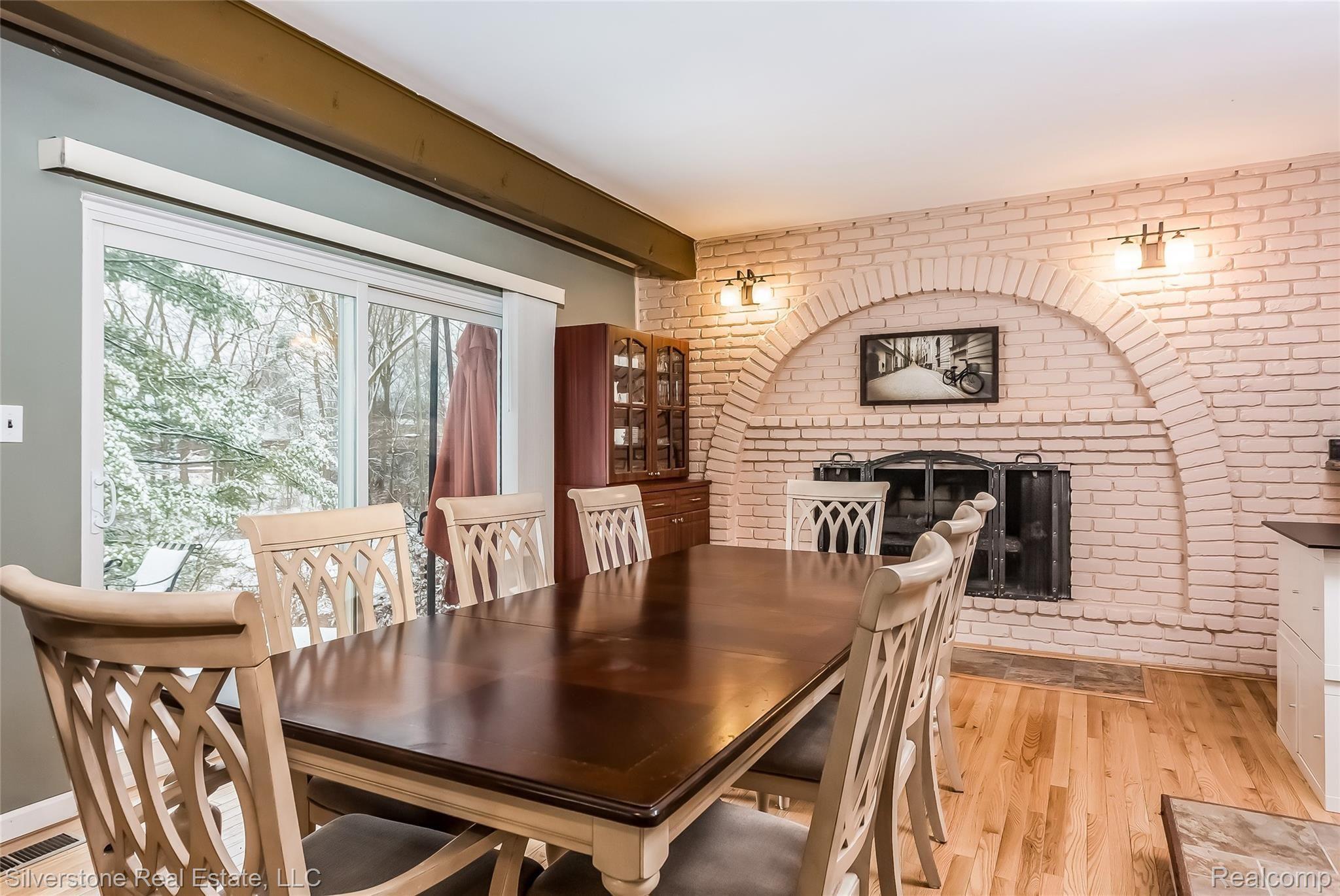 16527 Riverside Drive Livonia, MI 48154 - Photo 10 of 42 009-3656211-large.jpg