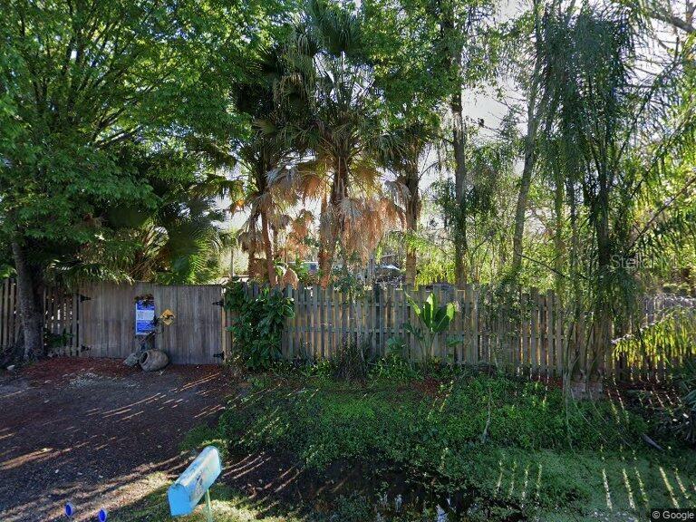 805 Baron Road Orlando, FL 32828 - Photo 8 of 11 a backyard of a house with lots of green space