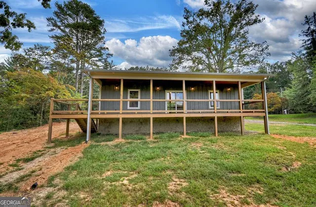 a view of house with a yard
