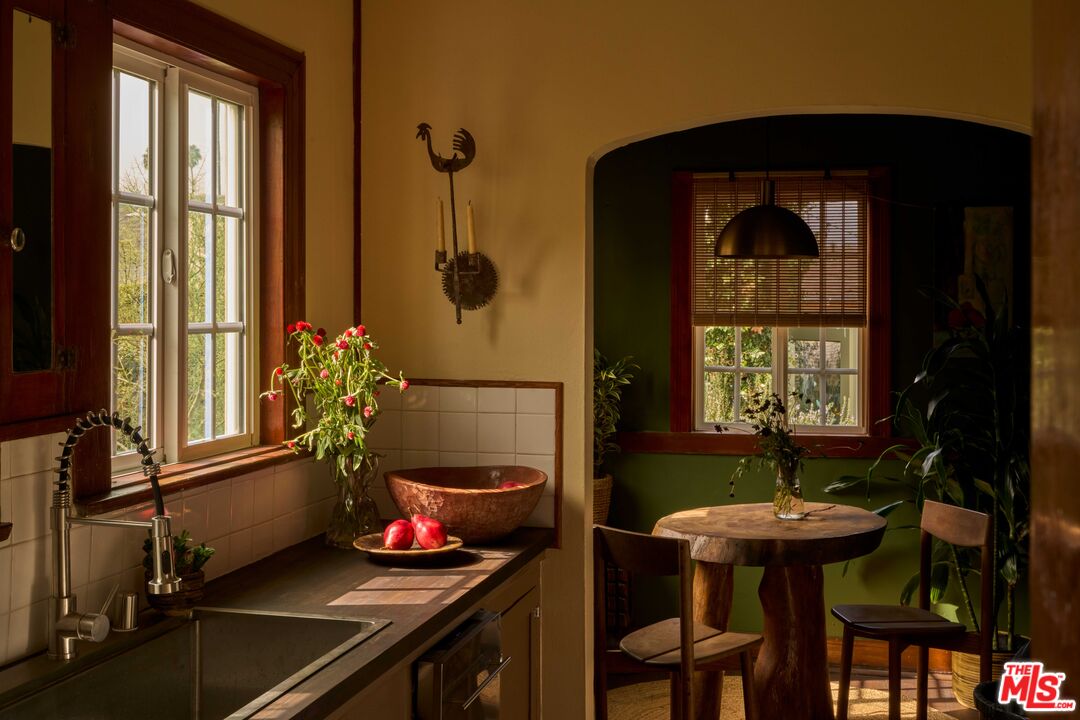 4179 South Van Ness Avenue Los Angeles, CA 90008 - Photo 15 of 44 a dining room with furniture and window
