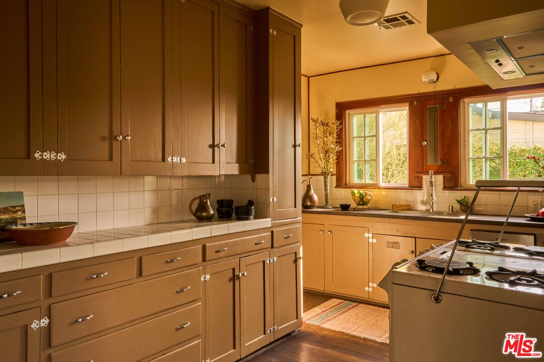 4179 South Van Ness Avenue Los Angeles, CA 90008 - Photo 19 of 44 a kitchen with sink cabinets and window