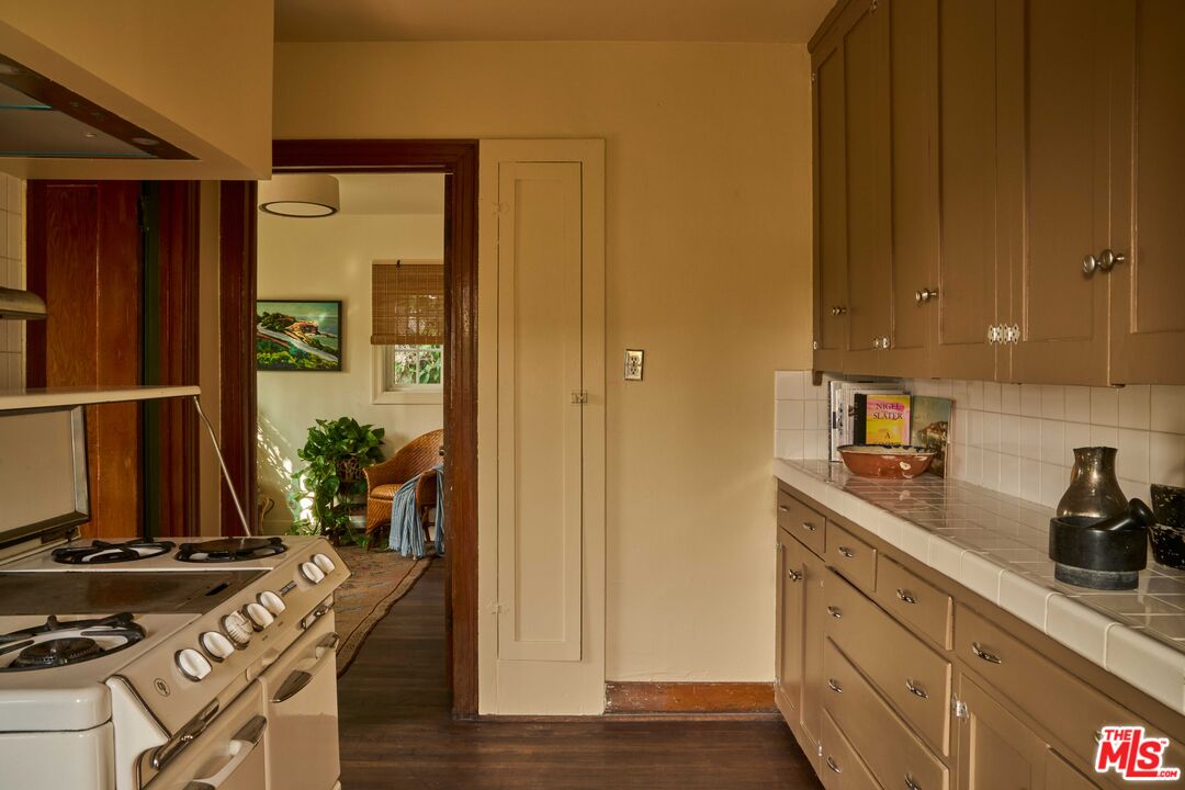 4179 South Van Ness Avenue Los Angeles, CA 90008 - Photo 20 of 44 a kitchen with appliances and cabinets