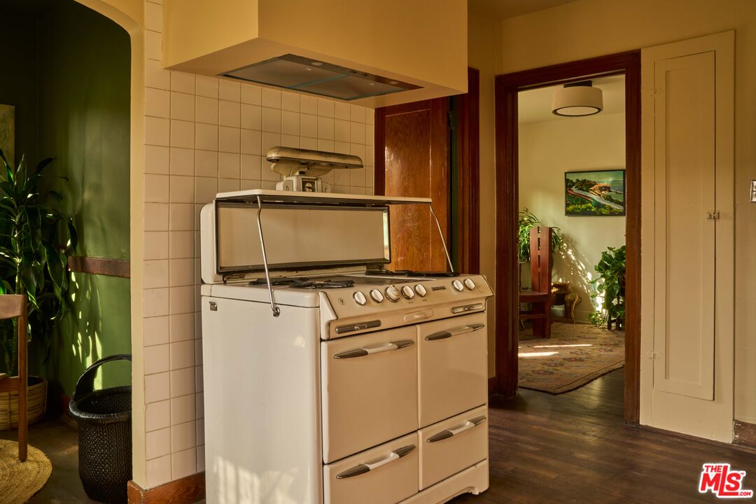 4179 South Van Ness Avenue Los Angeles, CA 90008 - Photo 21 of 44 a kitchen with a refrigerator and a stove