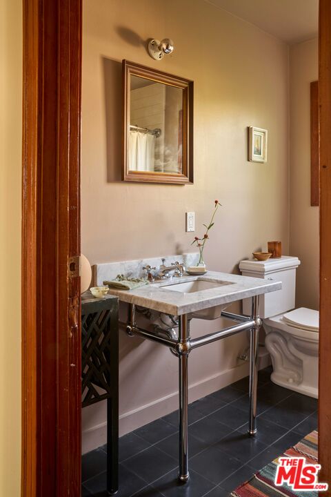 4179 South Van Ness Avenue Los Angeles, CA 90008 - Photo 30 of 44 a view of a dining room that has a table and chairs in it