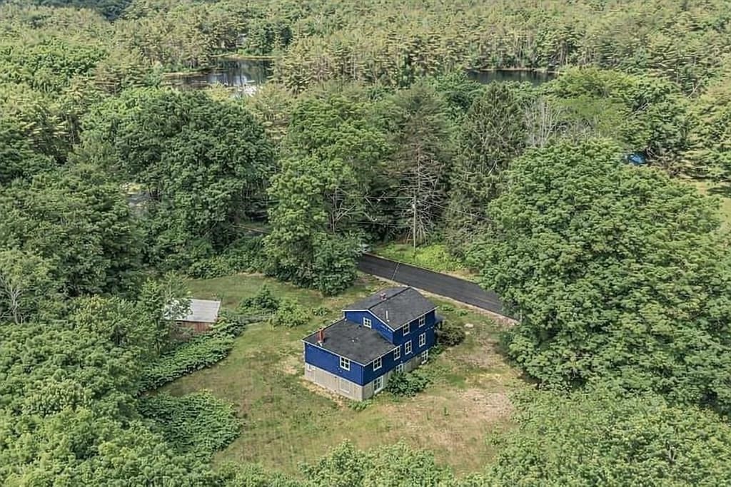 a view of a back yard