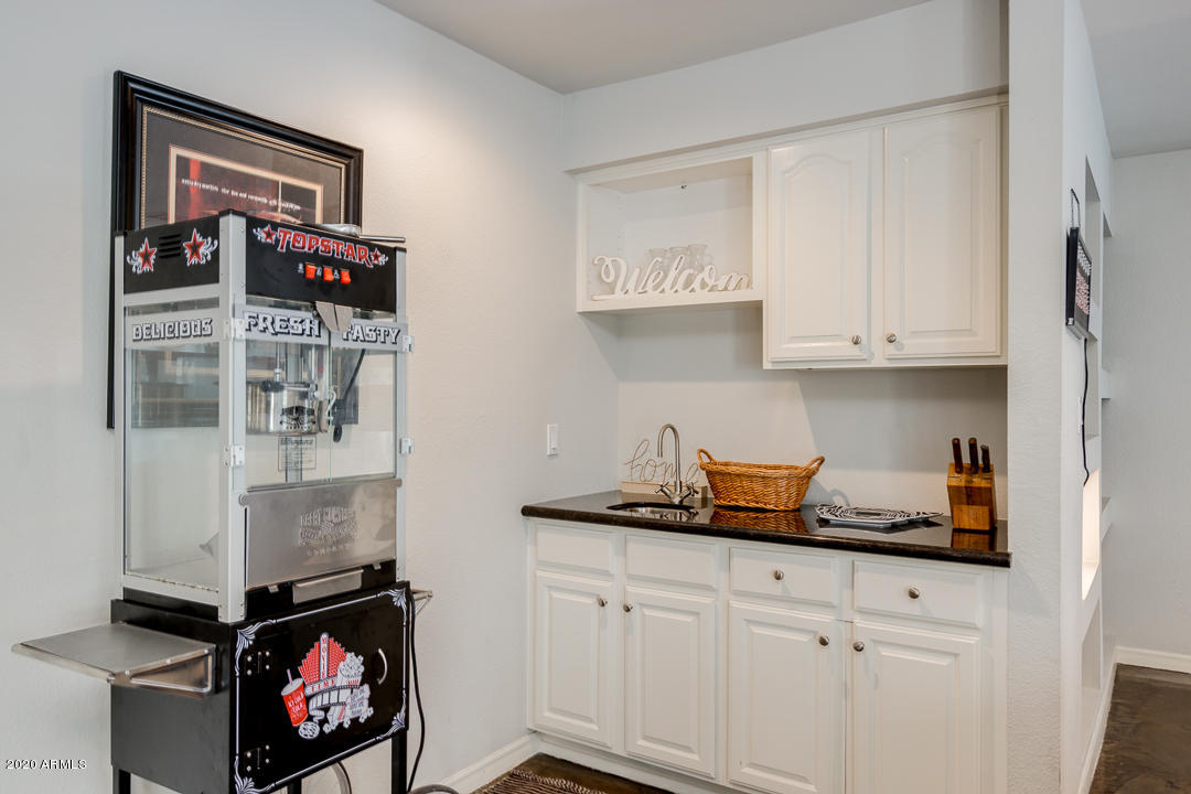 7812 North El Arroyo Road Paradise Valley, AZ 85253 - Photo 12 of 48 Wet bar