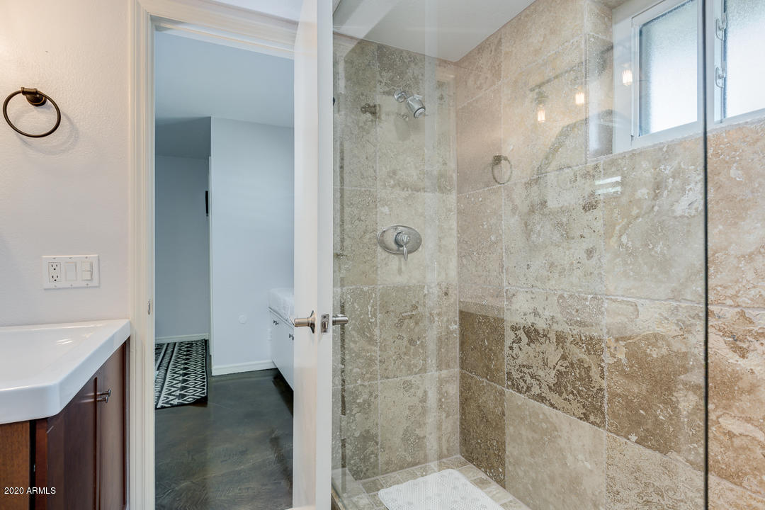7812 North El Arroyo Road Paradise Valley, AZ 85253 - Photo 23 of 48 2nd Bedroom Attached Bath