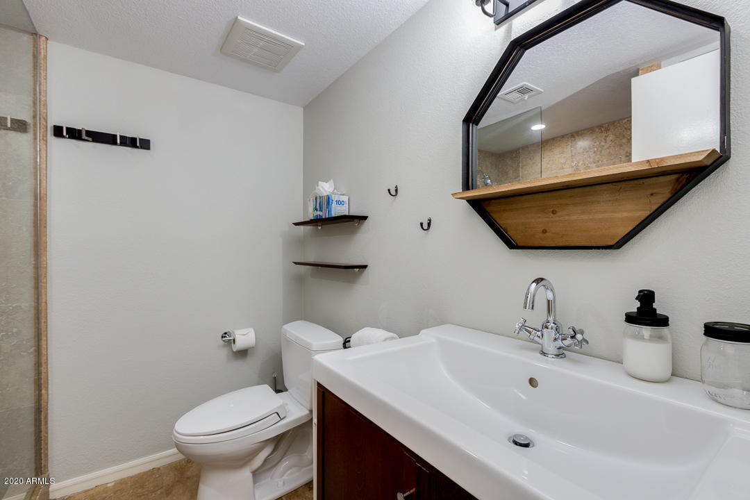7812 North El Arroyo Road Paradise Valley, AZ 85253 - Photo 25 of 48 3rd bedroom attached bath