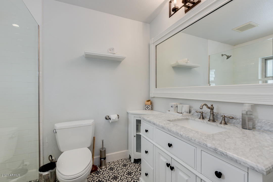 7812 North El Arroyo Road Paradise Valley, AZ 85253 - Photo 27 of 48 4th bedroom attached bath