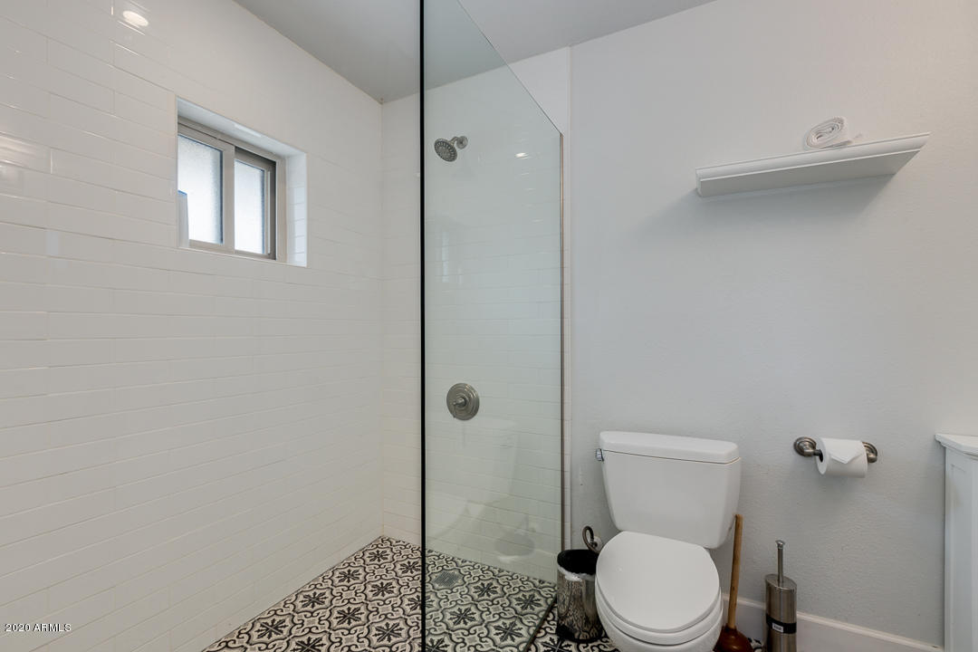 7812 North El Arroyo Road Paradise Valley, AZ 85253 - Photo 28 of 48 4th bedroom shower