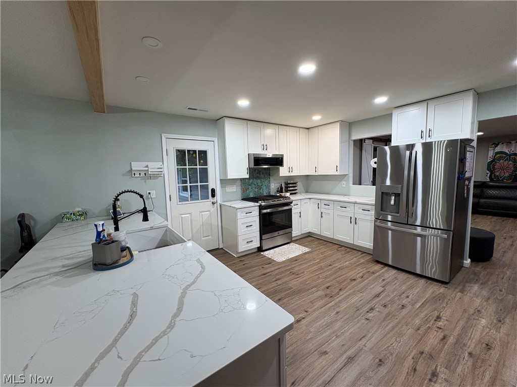 8264 Cedar Road Chesterland, OH 44026 - Photo 8 of 34 Gorgeous kitchen bar area with sink & open kitchen!