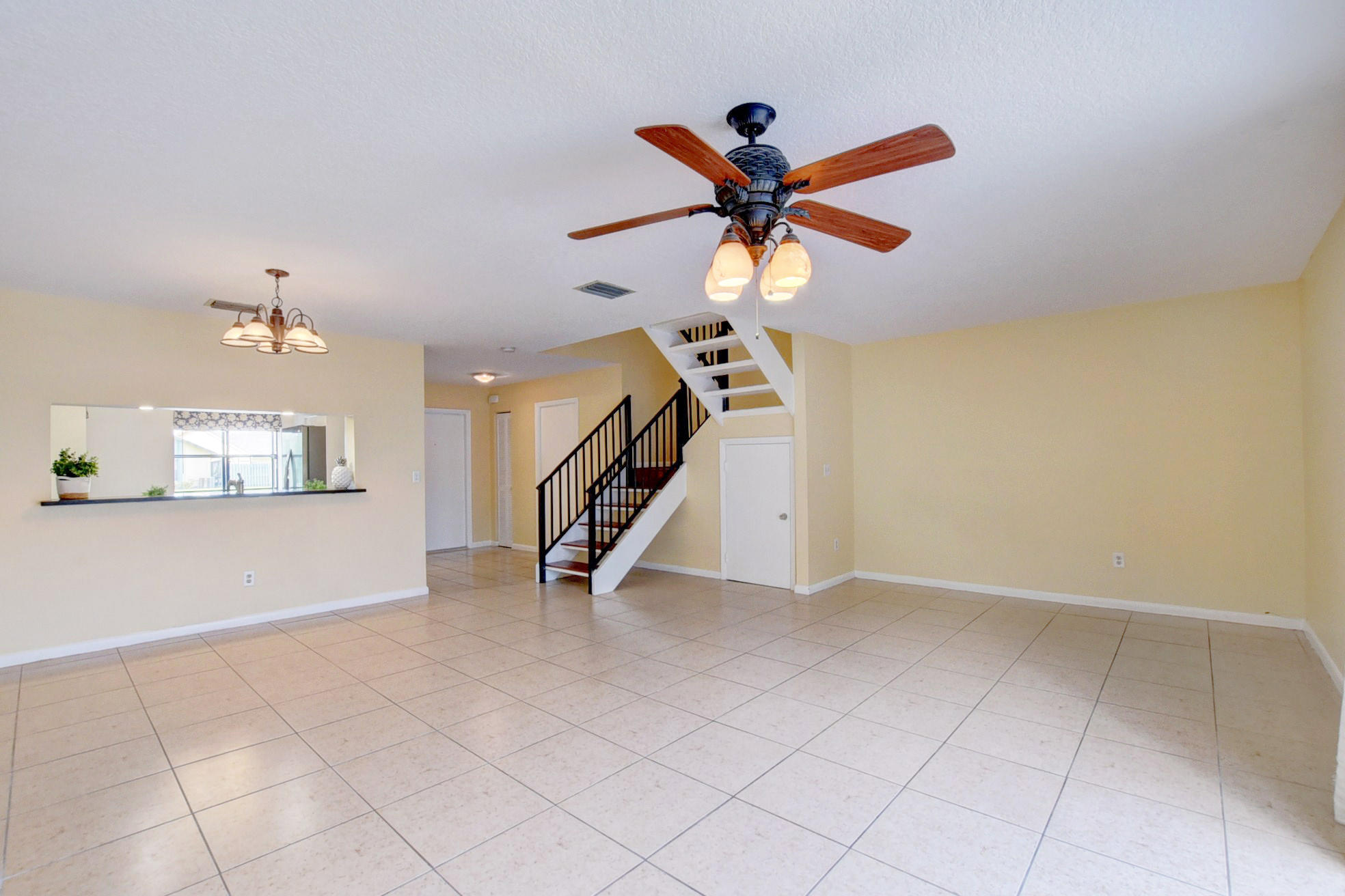 9166 Southwest 21st Court, Unit D Boca Raton, FL 33428 - Photo 14 of 48 Ceiling knockdown finish