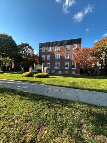 $399,000 | 230 Central Avenue, Unit 1F, Lawrence, NY 11559