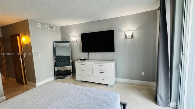 $2,500 | 19390 Collins Avenue, Unit 816, Sunny Isles Beach, FL 33160