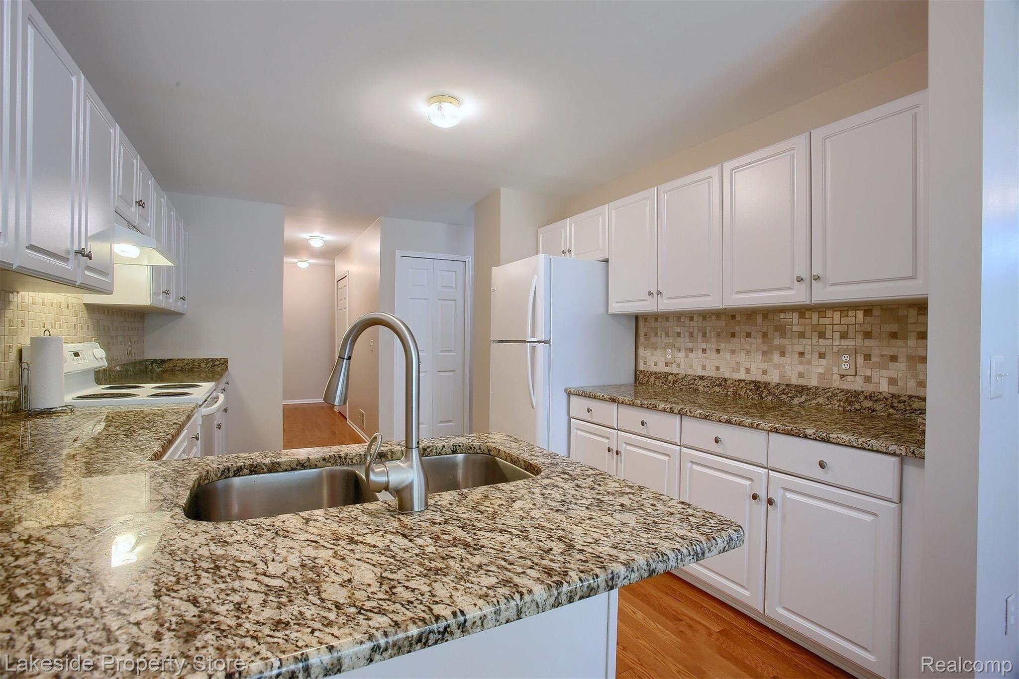15902 Pheasant Ridge Drive Macomb, MI 48044 - Photo 6 of 24 6-Kitchen.jpg