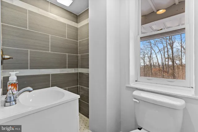 a view of a backyard with fountain