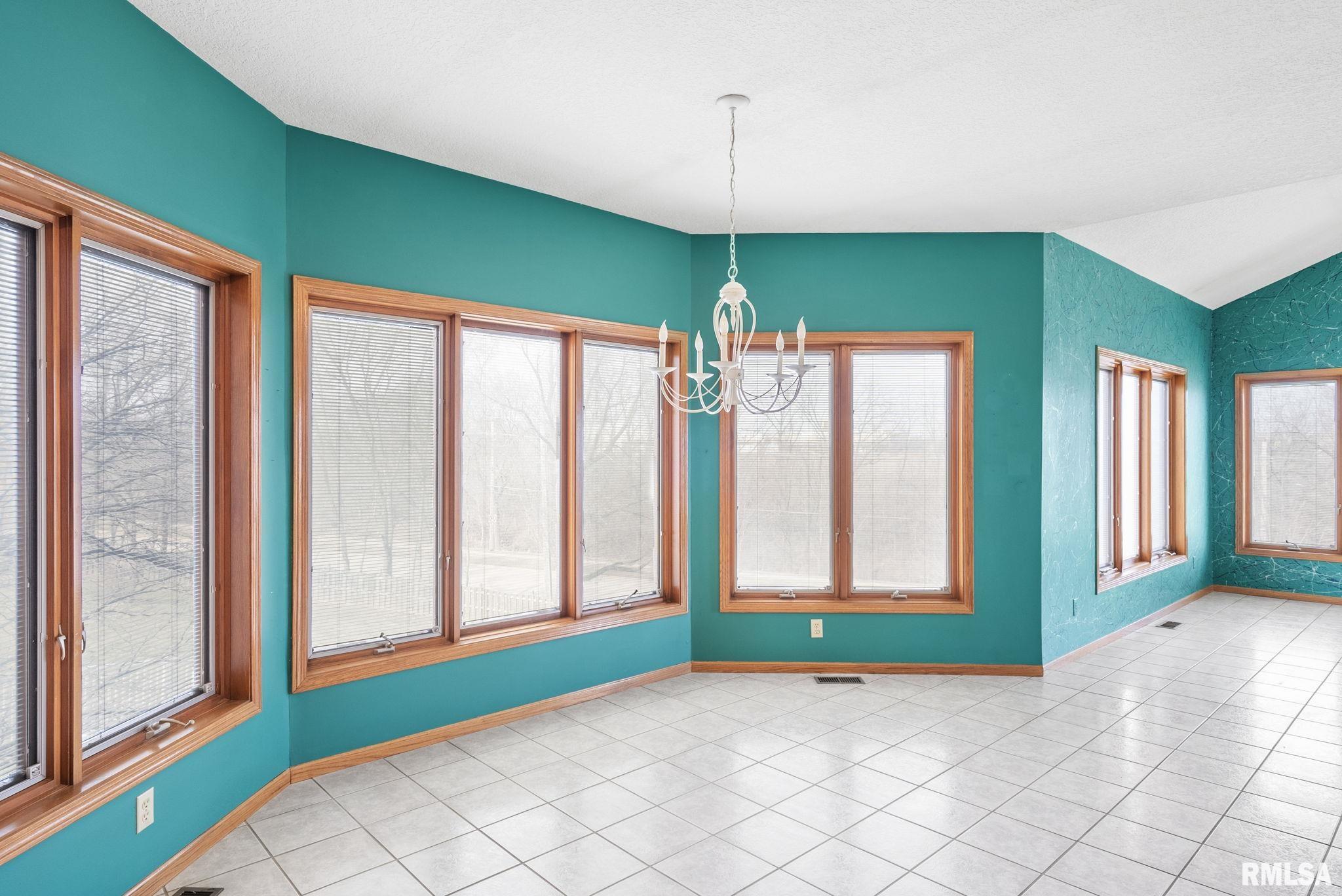4519 Fairhaven Road Davenport, IA 52807 - Photo 11 of 38 Gallery Image 11
