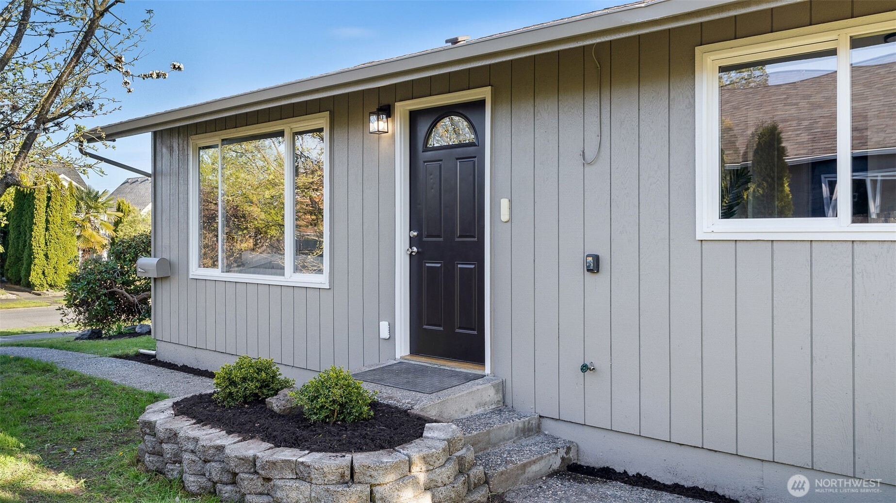 2520 Chestnut Street Everett, WA 98201 - Photo 3 of 29 a front view of a house with garden