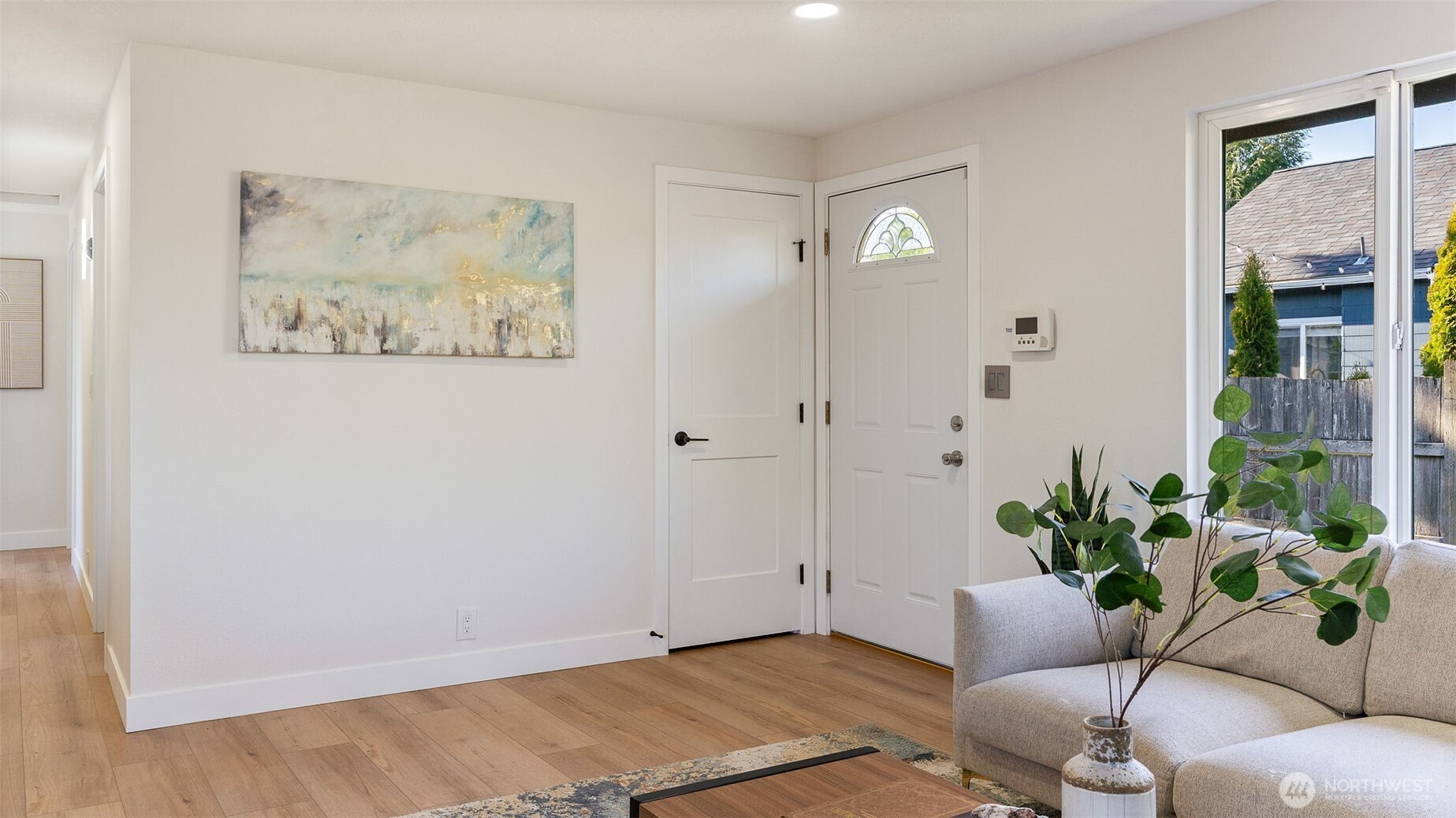2520 Chestnut Street Everett, WA 98201 - Photo 4 of 29 a living room with furniture and a potted plant