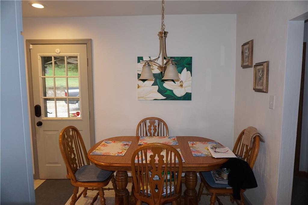 1689 Days Run Road Tarentum, PA 15084 - Photo 6 of 16 Dining area in eat in kitchen