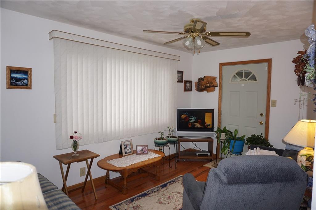 1689 Days Run Road Tarentum, PA 15084 - Photo 8 of 16 Living room