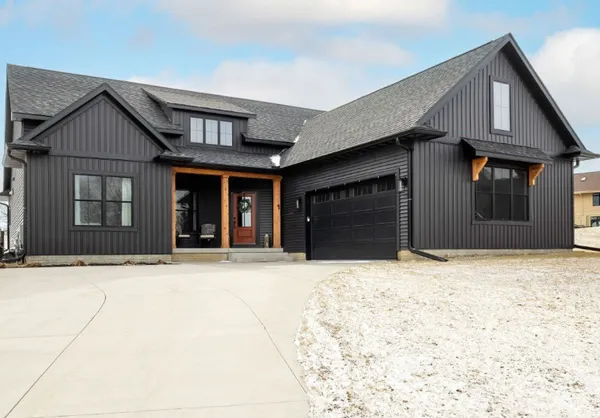 $3,499 | 1 Country Club Court, Le Claire, IA 52753