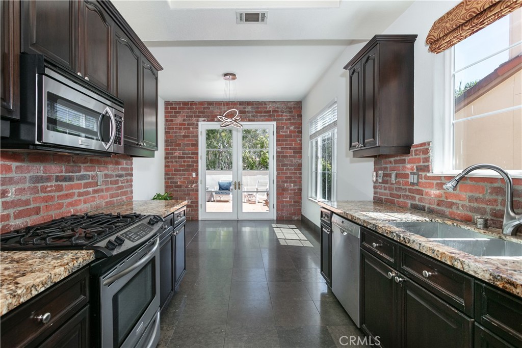 1175 Corte Riviera Camarillo, CA 93010 - Photo 13 of 33