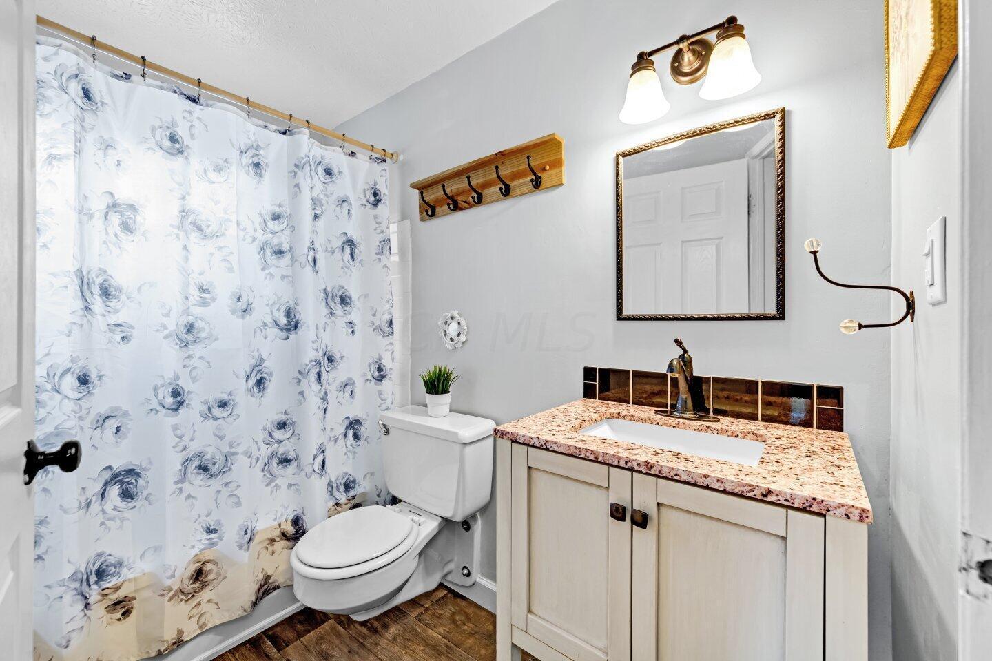 1868 Brookfield Road Columbus, OH 43229 - Photo 17 of 34 Full bathroom on upper level
