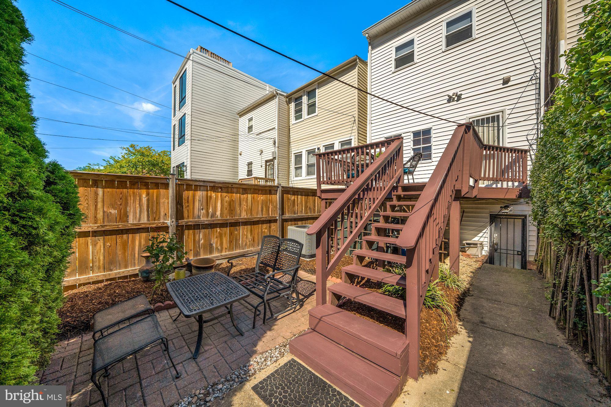 40 R Street Northwest Washington, DC 20001 - Photo 37 of 59 a view of a balcony with chairs and wooden fence