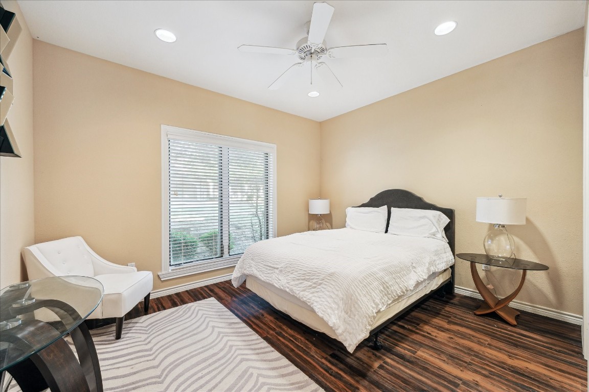 9 Rue Boerne, TX 78006 - Photo 44 of 50 a bedroom with a bed and chair