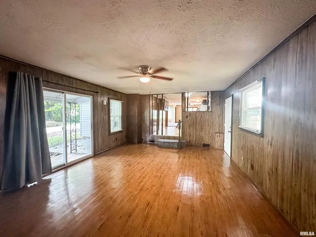 $88,900 | 215 South Sunny Slope Street, West Frankfort, IL 62896