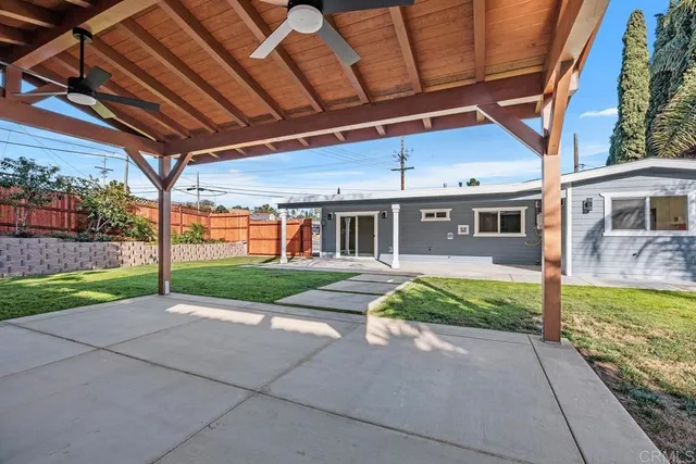 a view of a house with backyard and porch